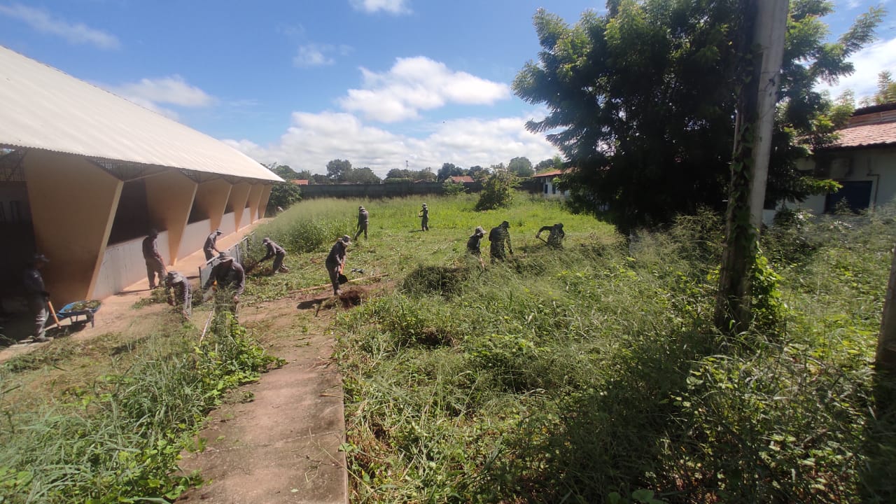 Unidades de ensino da Zona Norte estão recebendo serviço de capina para ajudar no combate à dengue