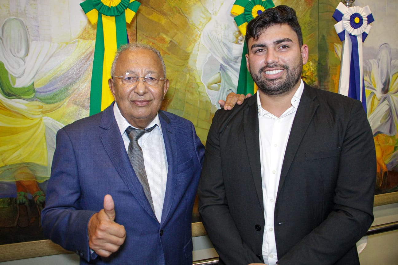 Dr. Pessoa dá posse ao novo secretário Municipal de Juventude