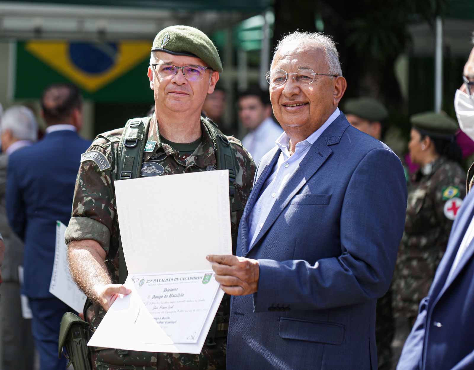 Prefeito de Teresina recebe honraria de amigo do 25º Batalhão de Caçadores